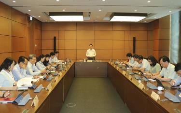 Bí thư Tỉnh ủy Đỗ Đức Duy - Trưởng đoàn đại biểu Quốc hội tỉnh Yên Bái chủ trì phiên thảo luận tại tổ chiều 18/6.