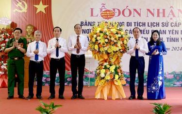 Đồng chí Tạ Văn Long - Phó Bí thư Thường trực Tỉnh ủy, Chủ tịch HĐND tỉnh; Vũ Thị Hiền Hạnh -  Phó Chủ tịch UBND tỉnh tặng hoa chúc mừng Đảng bộ, chính quyền và nhân dân xã Tân Hương.