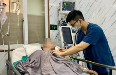 Bác sĩ chuyên khoa II Nguyễn Tiến Dũng, Trung tâm Đột quỵ, Bệnh viện Bạch Mai thăm khám cho người bệnh.