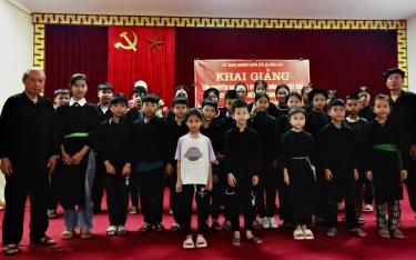 Các học viên ở xã Xuân Lai  tham gia học nghệ thuật trình diễn “Khắp Cọi”