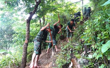 Lực lượng vũ trang huyện Mù Cang Chải tích cực tham gia công tác dân vận giúp dân mở các tuyến đường giao thông nông thôn.