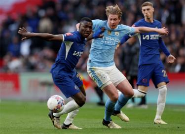 Kevin De Bruyne tranh bóng với Moise Caicedo ở trận đấu giữa Man City và Chelsea thuộc bán kết Cup FA hôm 21/4.