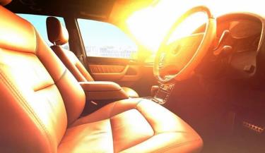 Đậu xe dưới trời nắng nóng dễ làm ảnh hưởng đến nội thất và gây cảm giác khó chịu khi vào xe.
