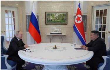 Lãnh đạo Triều Tiên Kim Jong-un (phải) và Tổng thống Nga Vladimir Putin ở thủ đô Bình Nhưỡng (Triều Tiên) hôm 19-6.