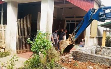 Người dân xã Phú Thịnh, huyện Yên Bình tự nguyện tháo dỡ nhà ở, hỗ trợ công tác giải phóng mặt bằng kịp tiến độ.