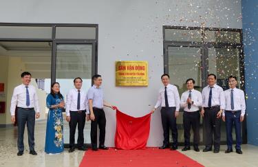 Các đồng chí lãnh đạo Sở Xây dựng, huyện Yên Bình thực hiện nghi thức gắn biển công trình Sân vận động trung tâm huyện Yên Bình.