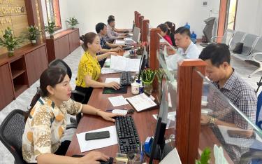 Người dân đến giao dịch tại Bộ phận Phục vụ hành chính công xã An Thịnh, huyện Văn Yên.