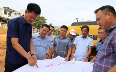 Đồng chí Phó Chủ tịch Thường trực UBND tỉnh Nguyễn Thế Phước kiểm tra tiến độ Kè suối Cầu Dài, thành phố Yên Bái.