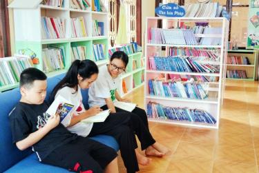 Trẻ em thành phố Yên Bái đọc sách tại Thư viện tỉnh.