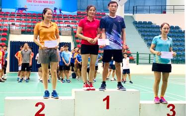 Cặp đôi vợ chồng nhà báo Trịnh Hoàng Yên giành giải Nhất môn Cầu lông nội dung “Đôi nam nữ” tại Giải cầu lông, bóng bàn gia đình tỉnh tháng 6/2023.