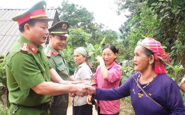 Lãnh đạo Công an huyện Văn Yên trực tiếp xuống cơ sở nắm tình hình và tuyên truyền cho người dân không xuất cảnh trái phép.