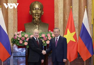 Chủ tịch nước Tô Lâm và Tổng thống Nga Putin chụp ảnh chung trước khi bước vào hội đàm