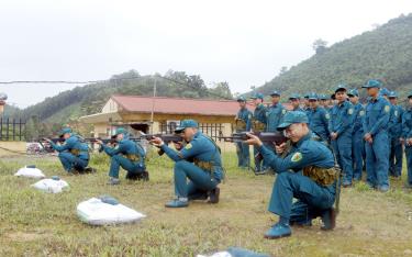 Lượng lực dân quân tự vệ xã Minh Quán thực hành bắn súng tiểu liên AK bài 1.