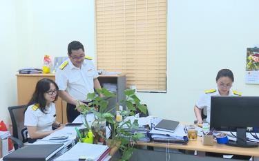 Cán bộ Chi cục Thuế Lục Yên trao đổi nghiệp vụ công tác quản lý thuế.