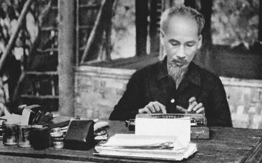 Chủ tịch Hồ Chí Minh - Người sáng lập và chỉ đạo nền báo chí cách mạng Việt Nam. Ảnh: Tư liệu.