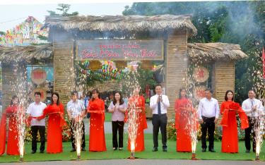 Phó Chủ tịch UBND tỉnh Vũ Thị Hiền Hạnh cùng các đại biểu cắt băng khai mạc các gian hàng OCOP, sản phẩm nông nghiệp, không gian sắc màu văn hóa và triển lãm ảnh “Đất và Người Yên Bình”.