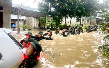 Cán bộ, chiến sỹ Bộ Chỉ huy Quân sự tỉnh Hà Giang giúp dân khắc phục hậu quả trong đợt mưa lũ nghiêm trọng đêm 9/6 đến sáng 10/6 vừa qua. (Ảnh minh họa: Báo Hà Giang).
