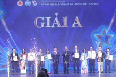 Chủ tịch nước Tô Lâm và Trưởng ban Tuyên giáo Trung ương Nguyễn Trọng Nghĩa trao giải A cho các tác giả, nhóm tác giả.