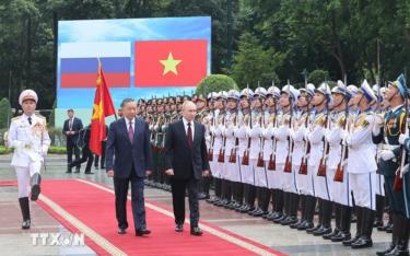 Chủ tịch nước Tô Lâm và Tổng thống Liên bang Nga Vladimir Putin duyệt Đội danh dự Quân đội nhân dân Việt Nam.