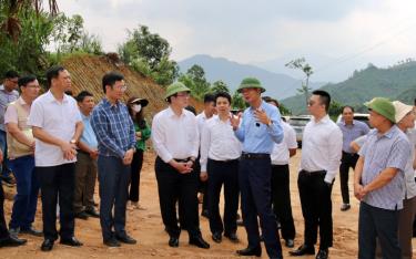 Phó Chủ tịch Thường trực UBND tỉnh Nguyễn Thế Phước báo cáo với Tổ công tác về tiến độ thi công dự án.