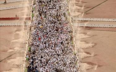 Các tín đồ Hồi giáo tới dự một nghi thức trong lễ hành hương Hajj ở thung lũng Mina, Saudi Arabia ngày 16-6-2024.