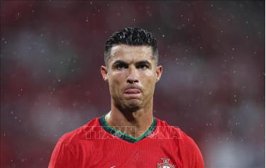 Siêu sao Cristiano Ronaldo (số 7) lập kỷ lục lần thứ 6 liên tiếp tham dự vòng chung kết EURO dưới màu áo đội tuyển quốc gia Bồ Đào Nha. Ảnh minh họa: THX/TTXVN