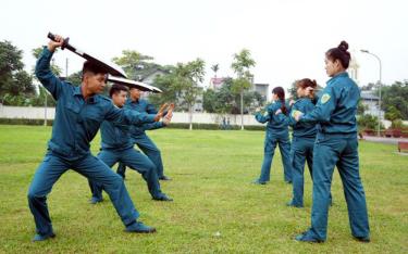 Lực lượng dân quân tự vệ huyện Trấn Yên tập nội dung đánh bắt địch có mã tấu.