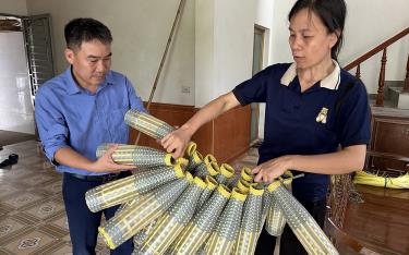 Cùng với nguyên liệu truyền thống, sản phẩm rọ tôm đan bằng chất liệu nhựa đang được du nhập vào làng nghề ở Đồng Tâm.