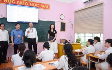 Thứ trưởng Bộ GD-ĐT kiểm tra công tác chuẩn bị thi tại Hà Nội