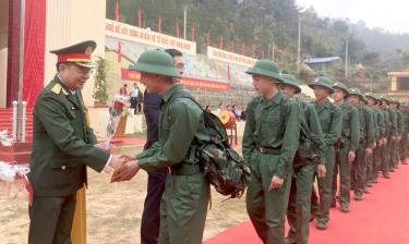 Đại tá Trần Công Ứng - Chỉ huy trưởng Bộ Chỉ huy Quân sự tỉnh và lãnh đạo huyện Mù Cang Chải tỉnh tặng hoa chúc mừng các tân binh huyện Mù Cang Chải lên đường nhập ngũ năm 2024.