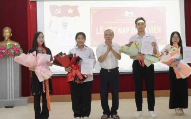 Đảng bộ Trường Phổ thông Dân tộc nội trú THPT tỉnh Yên Bái trao quyết định kết nạp Đảng cho 4 đảng viên là học sinh ưu tú