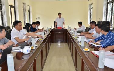 Chủ tịch UBND tỉnh Ngô Hạnh Phúc phát biểu tại buổi làm việc về công tác thu ngân sách tại huyện Trạm Tấu.  

