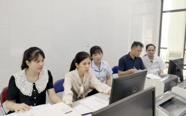 Cán bộ Trạm Y tế phường Yên Ninh, thành phố Yên Bái cập nhật thông tin dân số vào kho dữ liệu điện tử.