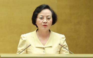 Bộ trưởng Nội vụ Phạm Thị Thanh Trà trình bày báo cáo của dafabet phủ.