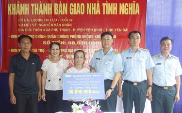 Lãnh đạo Quân chủng Phòng không - Không quân trao tiền hỗ trợ cho gia đình bà Lương Thị Lưu.