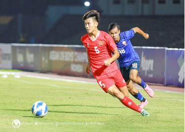 U16 Việt Nam (áo đỏ) thi đấu áp đảo thế trận nhưng không chuyển hóa được thành bàn thắng.