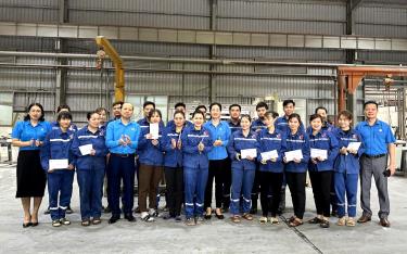 Liên đoàn lao động tỉnh phối hợp cùng LĐLĐ huyện Lục Yên tặng quà cho công nhân có hoàn cảnh khó khăn tại Công ty TNHH đá cẩm thạch RK Việt Nam nhân Tháng công nhân.