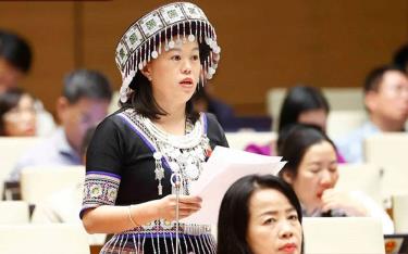 Đại biểu Quốc hội tỉnh Yên Bái Khang Thị Mào phát biểu tại nghị trường Quốc hội.