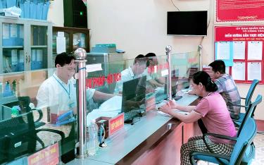 Người dân đến thực hiện thủ tục hành chính tại Bộ phận Phục vụ hành chính công xã Ngọc Chấn.