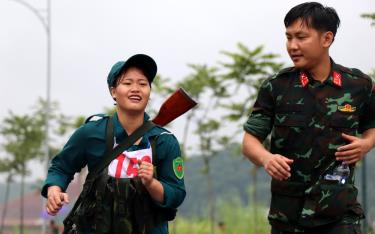 Các VĐV nữ tham gia nội dung thi đấu chạy vũ trang 1.500 m tại khu vực đường kè sông Hồng, thành phố Yên Bái