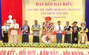 Các đồng chí lãnh đạo huyện Trạm Tấu tặng hoa chúc mừng Đại hội đại biểu các dân tộc thiểu số huyện Trạm Tấu lần thứ IV.