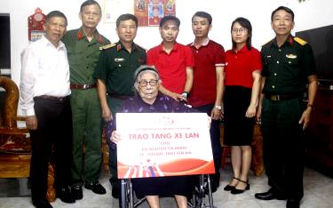 Lãnh đạo Hội HTGĐLS tỉnh Yên Bái, Hội HTGĐLS Việt Nam và CLB thiện nguyện “Ấm tình yêu thương” dafabet dang nhapo tặng xe lăn cho bà Nguyễn Thị Mừng, phường Hồng Hà, thành phố Yên Bái.