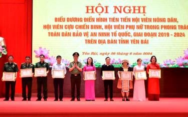 Đại tá Đinh Xuân Thiệp – Phó giám đốc Công an trao phần thưởng cho các tập thể, cá nhân có thành tích xuất sắc.
