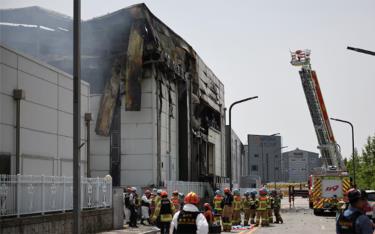 Nhân viên cấp cứu làm việc tại hiện trường vụ hỏa hoạn chết người tại nhà máy sản xuất pin lithium của hãng Aricell, ở Hwaseong, Hàn Quốc, ngày 24-6.