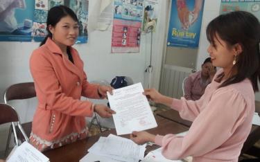 Phụ nữ thực hiện sinh con đúng CSDS được hỗ trợ trên địa bàn huyện Văn Yên ký cam kết bằng văn bản không sinh thêm con.