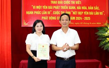 Tổng Biên tập Báo Yên Bái Hà Ngọc Văn trao giải nhất Cuộc thi viết 