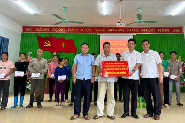 Lãnh đạo Tòa án nhân dân tỉnh trao hỗ trợ cho các hộ nghèo tại xã Tân Lập, huyện Lục Yên.