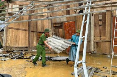 Công an xã Xuân Tầm, huyện Văn Yên, tỉnh Yên Bái hỗ trợ hộ dân bị sập nhà khắc phục hậu quả.