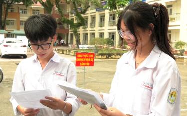 Các thí sinh tại điểm thi Trường THPT Lý Thường Kiệt, thành phố Yên Bái.