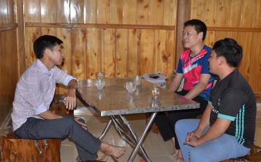 Trưởng thôn Sùng A Phềnh (ngoài cùng, bên phải) trao đổi với cán bộ xã và giáo viên Trường Phổ thông Dân tộc bán trú Tiểu học và THCS Cát Thịnh về tình hình học tập và duy trì sĩ số học sinh trong thôn.